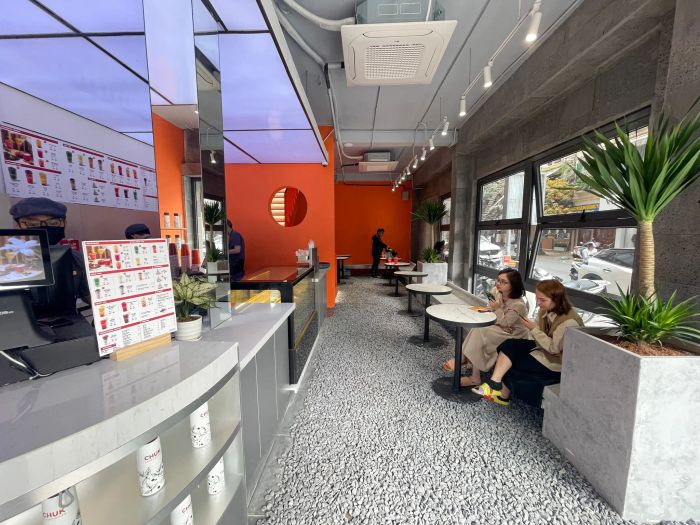 Góc check-in đầy màu sắc tại Chuk Tea & Coffee