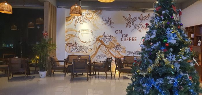 Không gian ấm cúng tại OnTop Coffee