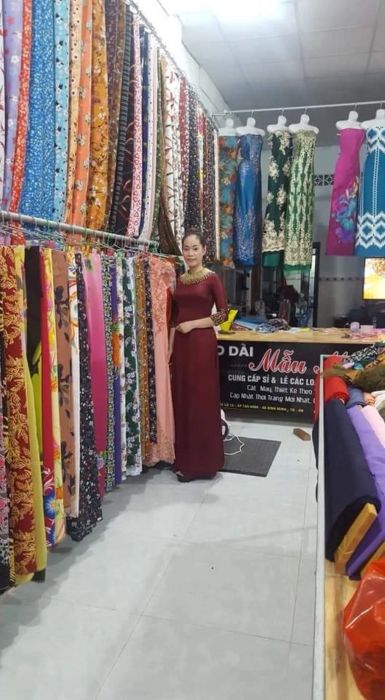 Không gian trưng bày vải áo dài đa dạng tại Áo Dài Mẫu Mẫu