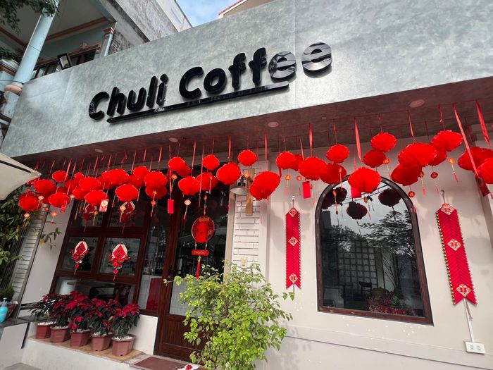 Không gian ấm cúng tại Chuli Coffee