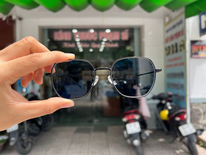 Bộ sưu tập kính đổi màu đa dạng tại Phạm Sĩ