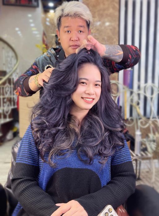 Phong cách làm việc chuyên nghiệp của đội ngũ stylist Hưng Samurai