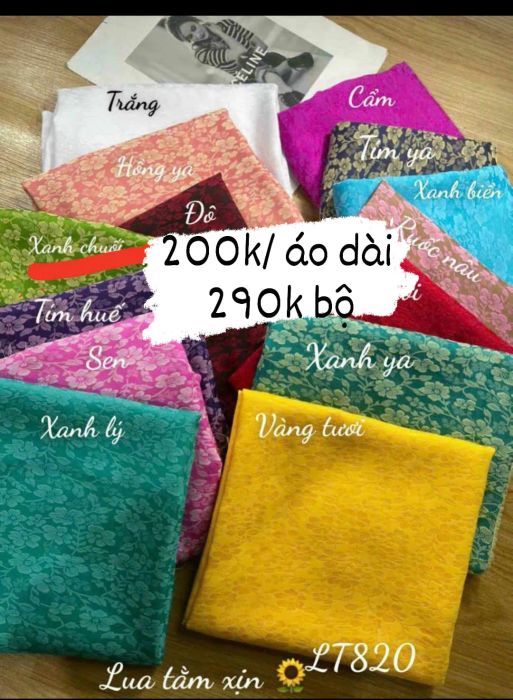 Không gian trưng bày vải áo dài tại Áo Dài Nguyễn Vân