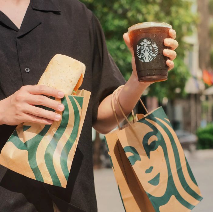 Không gian ấm cúng tại Starbucks Vietnam Quận 5