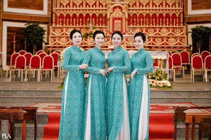 Không gian trưng bày áo dài Kim Ngân