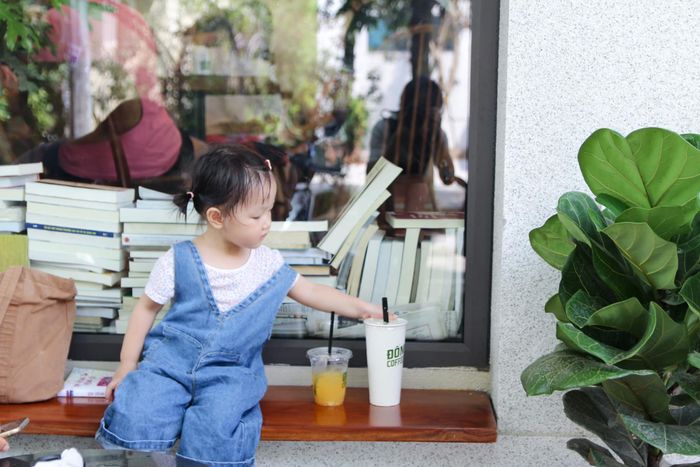 Không gian xanh mướt tại ĐỐM Coffee