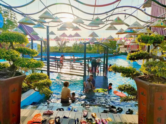 Bể Bơi Bích Đồng - Ảnh 1, mang đến một không gian thư giãn và vui chơi lý tưởng, với hệ thống lọc nước sạch sẽ và những cây cầu treo độc đáo giữa hồ. Đây chắc chắn sẽ là lựa chọn tuyệt vời cho gia đình và bạn bè vào những ngày hè nóng nực.