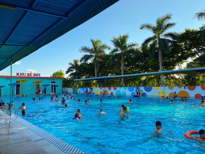 Không gian sống động tại Bể Bơi Sắc Màu