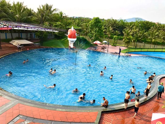 Bể bơi Phúc Sơn KT - Ảnh 2, tiếp tục là sự lựa chọn hàng đầu của các tín đồ bơi lội tại Hải Dương. Với thiết kế hiện đại, không gian rộng lớn và các dịch vụ giải trí thú vị, nơi đây không chỉ là điểm đến lý tưởng để thư giãn mà còn là nơi tuyệt vời cho các gia đình vui chơi, giải trí.