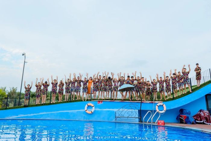 Bể bơi Phúc Sơn KT - Ảnh 1, là một không gian tuyệt vời để thư giãn và vui chơi. Với bể bơi rộng lớn, đầy đủ tiện nghi, đây là lựa chọn lý tưởng cho các gia đình vào cuối tuần. Bên cạnh đó, sân trượt cỏ nhân tạo và những trò chơi thú vị cho trẻ em chắc chắn sẽ khiến bạn hài lòng.