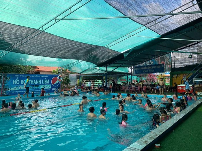 Hồ Bơi Thanh Liêm ảnh 1 - Khoảnh khắc đầu tiên đốn tim, nơi làn nước trong xanh hòa cùng kiến trúc hiện đại tạo nên khung cảnh đẹp như tranh.