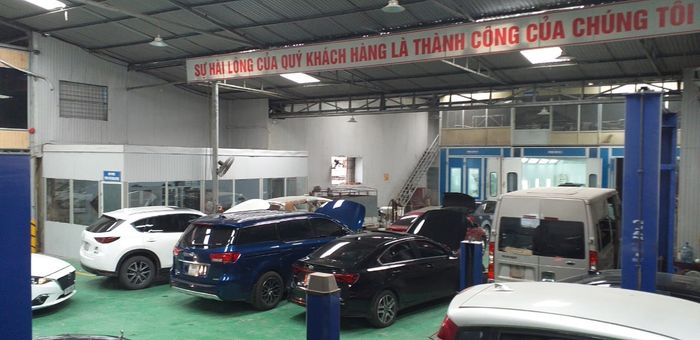 Hình ảnh đội ngũ kỹ thuật viên chuyên nghiệp tại Viet Phu Garage Auto