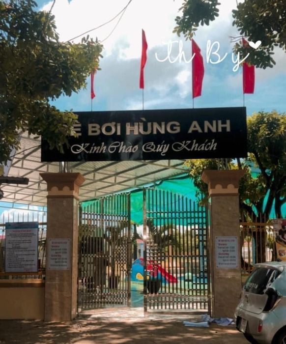 Không gian trong lành tại Bể bơi Hùng Anh
