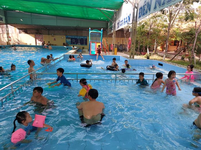 Hồ Bơi Giải Trí Minh Lan ảnh 1 - Khoảnh khắc đầu tiên đốn tim, nơi làn nước ngọc bích hòa cùng kiến trúc hiện đại tạo nên bức tranh mùa hè đầy sức sống.