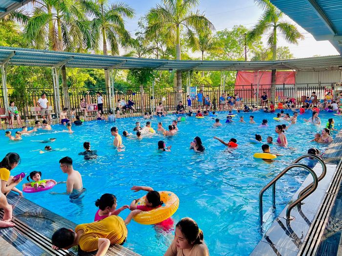 Không gian thoáng đãng tại Bể Bơi Riverside