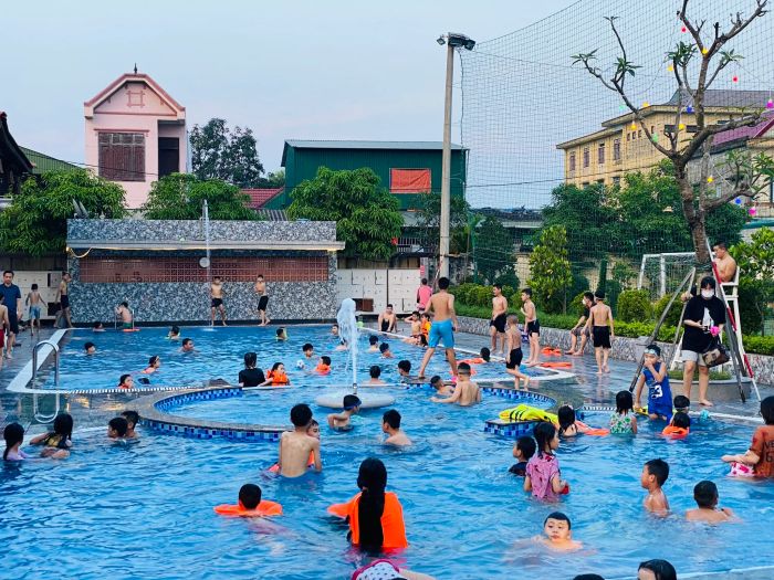 Khu vui chơi nước đầy màu sắc tại Bể bơi Hào Quang