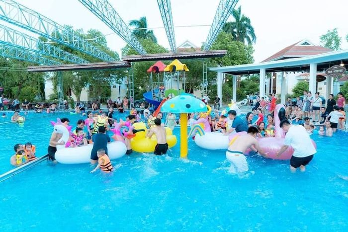 Những khoảnh khắc vui tươi ở Bể bơi Vạn Xuân