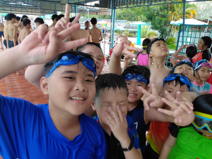 Hồ bơi Hòa Bình ảnh 2 - Khoảnh khắc nghệ thuật ghi lại vẻ đẹp của những làn sóng lấp lánh dưới ánh nắng vàng, nơi niềm vui bơi lội được nhân đôi.