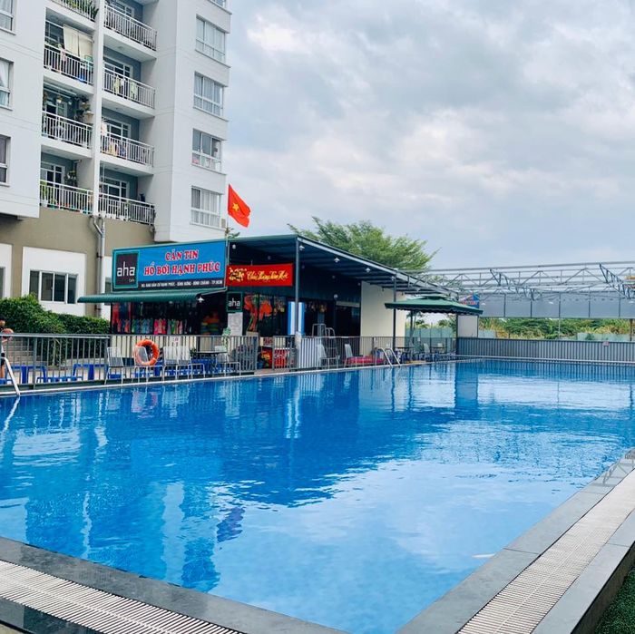 Hồ Bơi Hạnh Phúc qua góc nhìn nghệ thuật - ảnh 2 mang đến góc chụp độc đáo, khắc họa vẻ đẹp tinh khôi của làn nước trong veo dưới ánh nắng vàng.