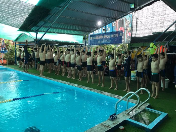 Hồ Bơi Thanh Liêm ảnh 2 - Góc nhìn nghệ thuật khác biệt, nơi ánh nắng vàng rực rỡ điểm tô thêm vẻ đẹp tinh khôi của làn nước mát lành.