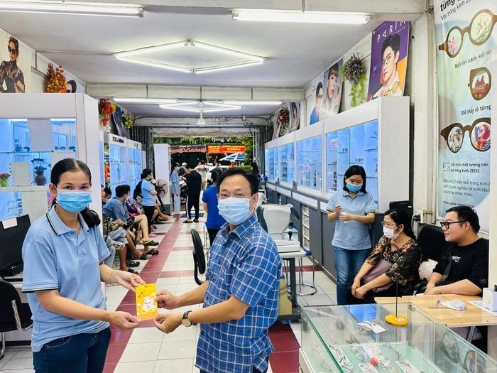 Không gian ấm cúng tại cửa hàng Mắt Kính Văn Nhiều