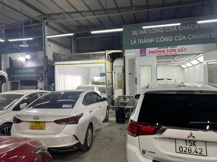 Hình ảnh đội ngũ kỹ thuật chuyên nghiệp tại Gara Ô tô Đại Minh