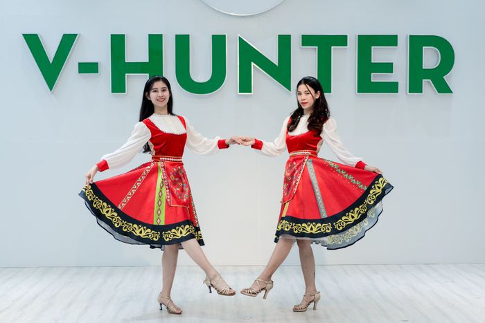 Bộ sưu tập trang phục biểu diễn đầy phá cách tại Vhunter - Ảnh 1