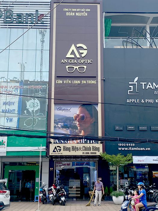 Không gian sang trọng tại showroom AN GIA OPTIC