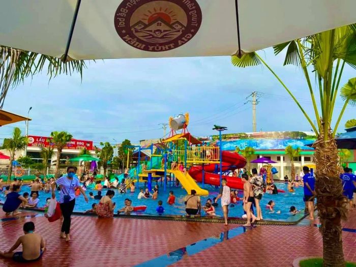 Bể Bơi Gia Thủy Hiền - Ảnh 2, với thiết kế hài hòa và tiện nghi, là điểm đến yêu thích của nhiều gia đình tại Hải Dương. Hồ bơi rộng lớn, nước trong xanh và không gian thoáng đãng sẽ mang đến cho bạn cảm giác thư giãn tối đa. Đừng quên ghé thăm để cảm nhận không gian bơi lội tuyệt vời này!