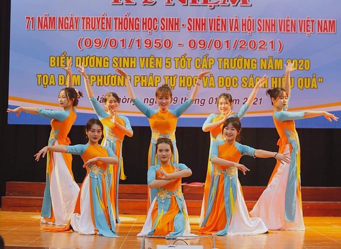 Bộ sưu tập trang phục biểu diễn ấn tượng tại LÊ PHẠM - Ảnh 2