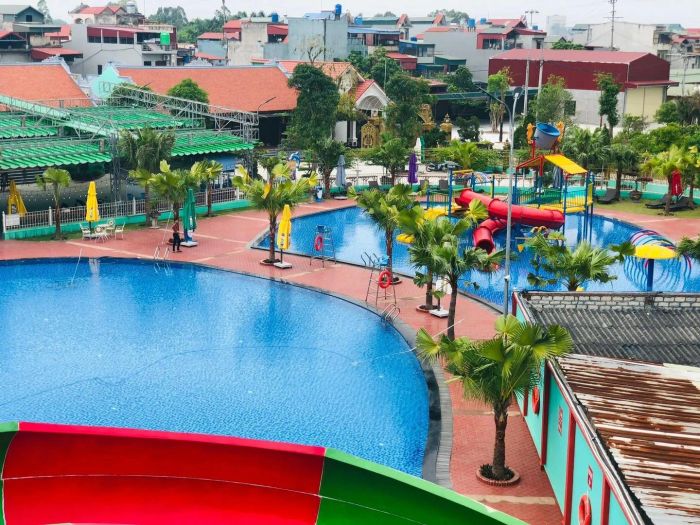 Bể Bơi Gia Thủy Hiền - Ảnh 1, là một trong những hồ bơi lý tưởng tại Hải Dương, nơi bạn có thể tận hưởng không gian xanh mát, vui chơi thoải mái và thư giãn hoàn toàn. Với những thiết kế độc đáo và đầy màu sắc, nơi đây sẽ là điểm đến tuyệt vời cho gia đình vào mỗi dịp cuối tuần.