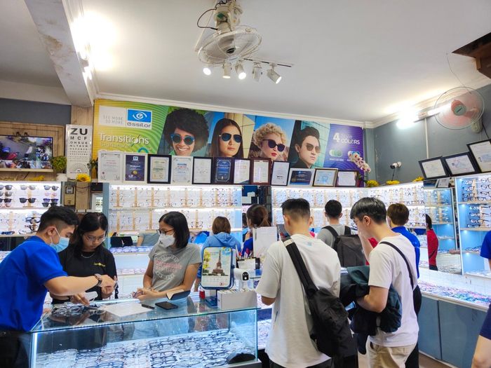 Không gian trưng bày đa dạng mẫu mã tại Mắt Kính Shady