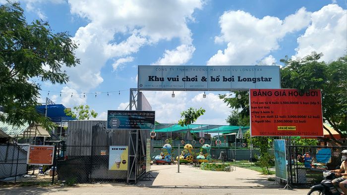 Không gian xanh mát tại hồ bơi Long Star
