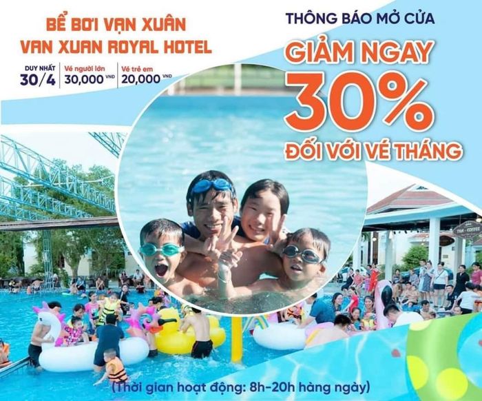 Không gian xanh mát tại Bể bơi Vạn Xuân