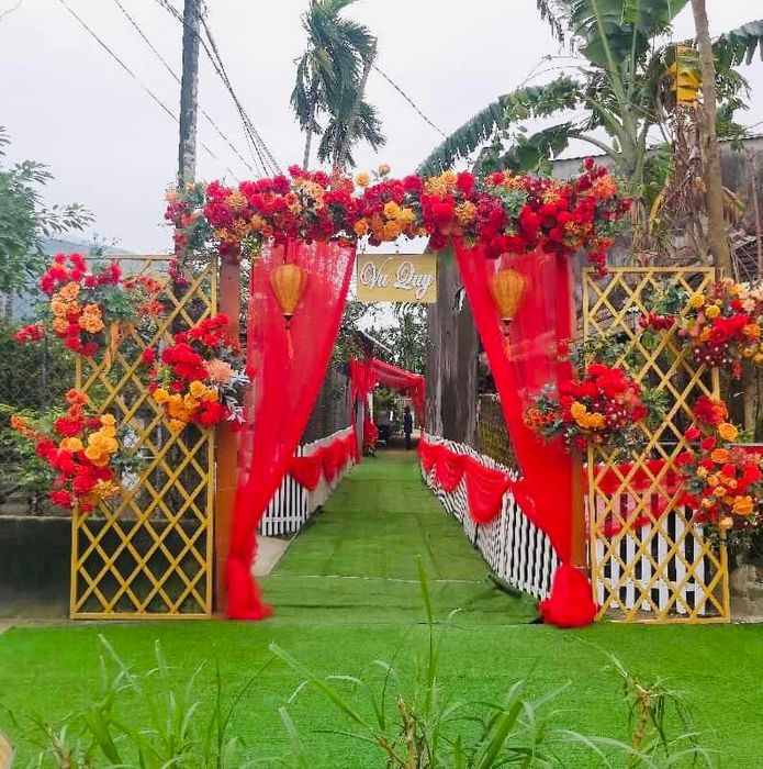 Không gian tiệc cưới sang trọng được decor bởi Trại Cưới Huyền Eva