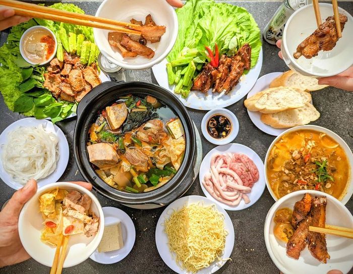 Không gian ấm cúng và nồi lẩu dê đặc trưng tại Lẩu Dê Núi Ngự