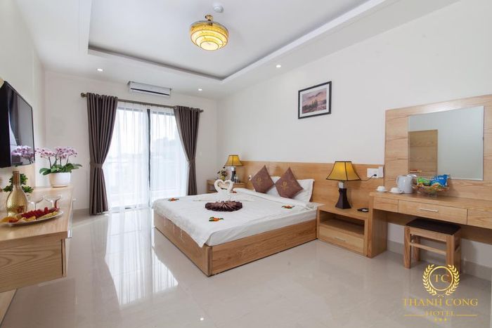 Phòng nghỉ tiện nghi với view biển tại Khách sạn Thành Công