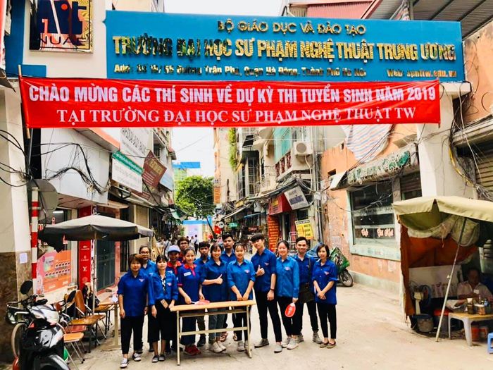 Những khoảnh khắc sáng tạo của sinh viên nghệ thuật