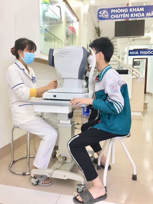 Hình ảnh đội ngũ bác sĩ chuyên môn cao đang thăm khám tại Phòng khám Mắt Thu Hà