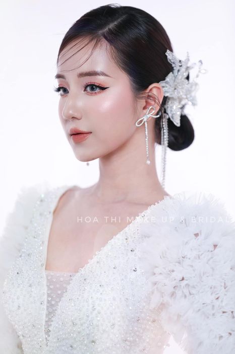 Khoảnh khắc rạng ngời của cô dâu tại HoaThi Make Up & Bridal