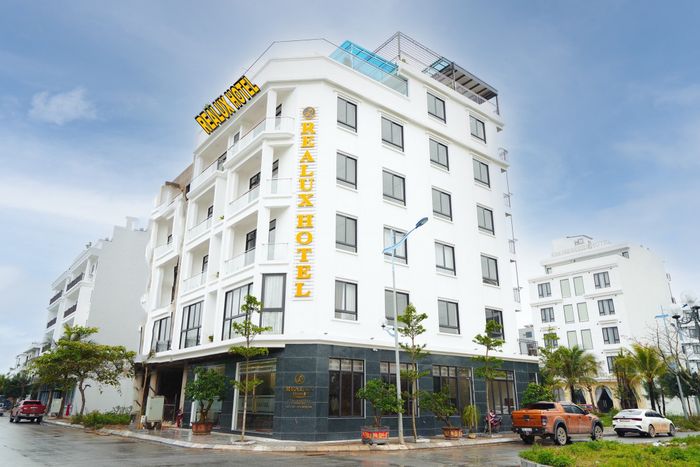 Ảnh 2: Không gian nghỉ dưỡng sang trọng với view biển tuyệt đẹp tại Realux Hotel