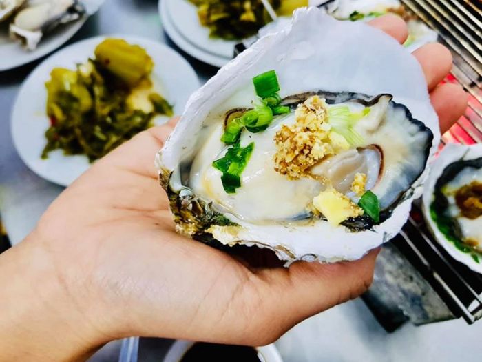 Không gian ấm cúng và món ngon đặc trưng tại Quán Hương Néo