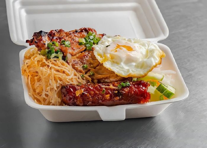 Không gian ấm cúng và bếp than hồng rực lửa tại Cơm Tấm Tô Lương