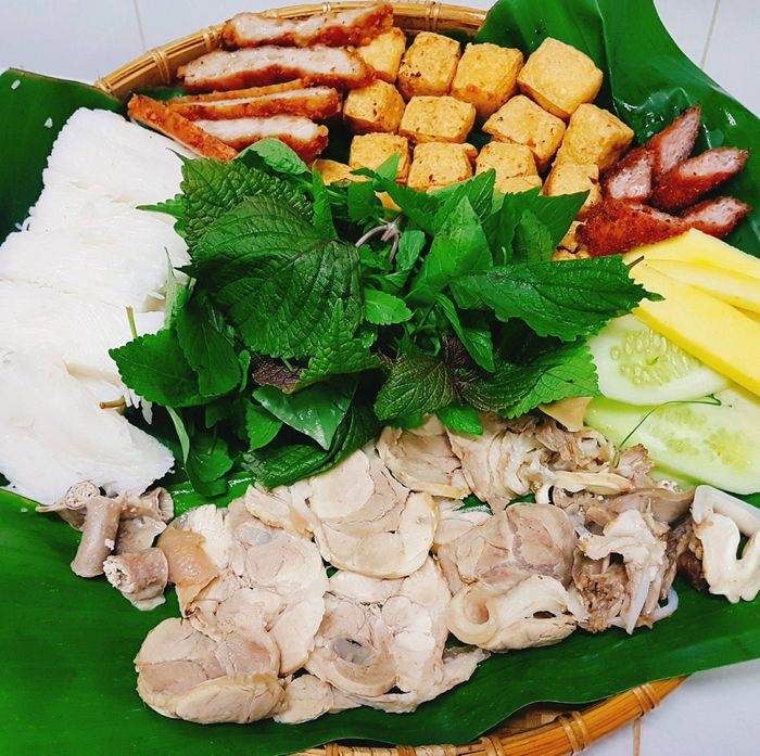Bún Đậu A Chảnh - Sắc vàng ruộm của đậu chiên giòn bên cạnh những lát thịt luộc mềm ngon, tất cả hòa quyện trong chén mắm tôm thơm lừng.