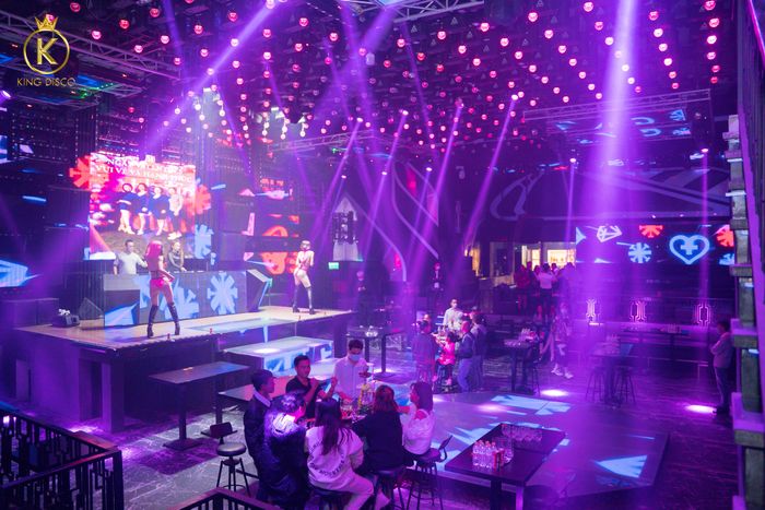 Hình ảnh Hoàng Gia Disco - sân khấu hoành tráng với hệ thống ánh sáng hiện đại