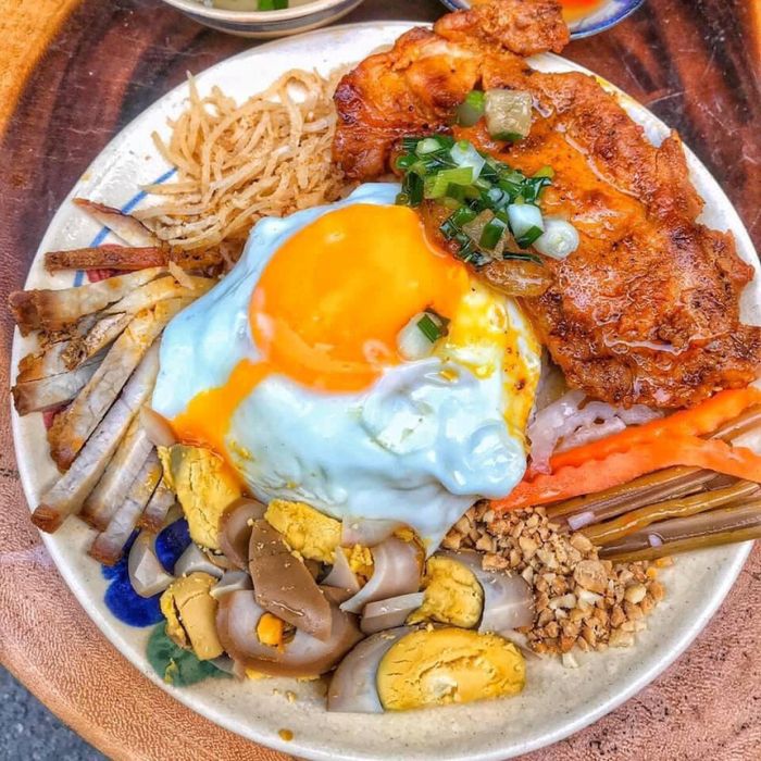 Hình ảnh đĩa cơm tấm Tô Lương vàng ươm với sườn nướng bốc khói