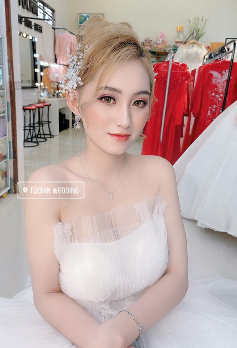 Tú Chin makeup ảnh 3 – Khoảnh khắc toát lên vẻ duyên dáng và rạng rỡ của cô dâu trong ngày trọng đại.