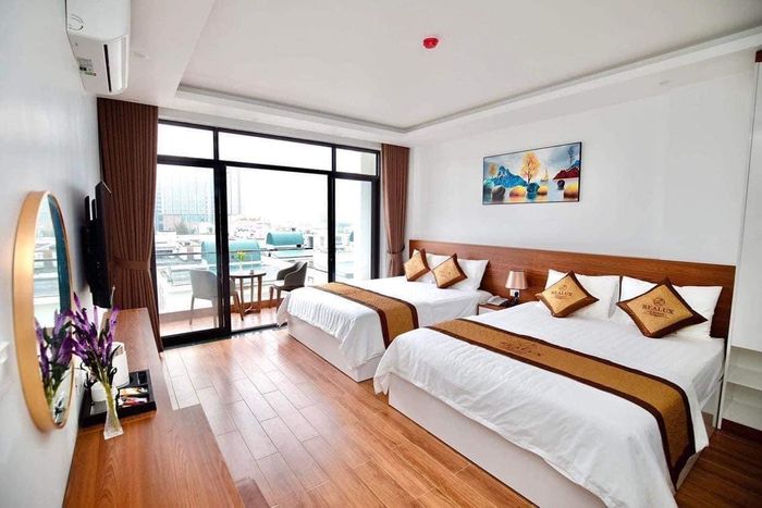 Ảnh 1: Kiến trúc hiện đại và không gian sang trọng tại Realux Hotel