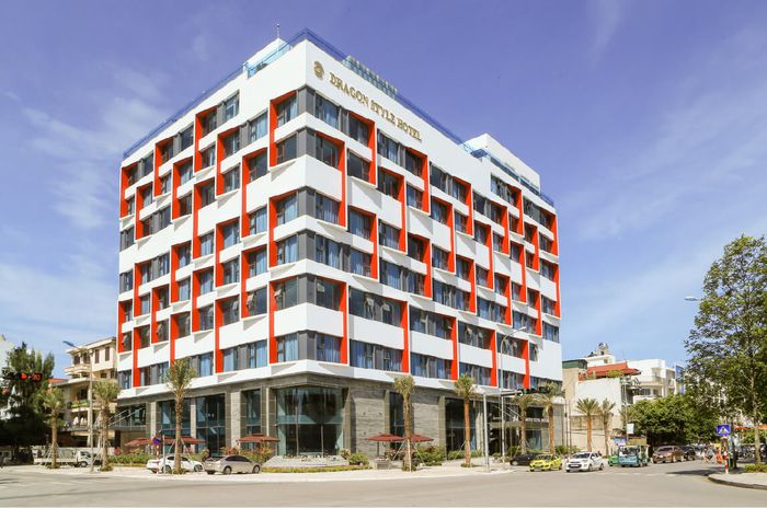 Ảnh 1: Kiến trúc hiện đại ấn tượng của Dragon Style Hotel