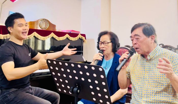 Học viên thực hành cùng giảng viên tại S-Music